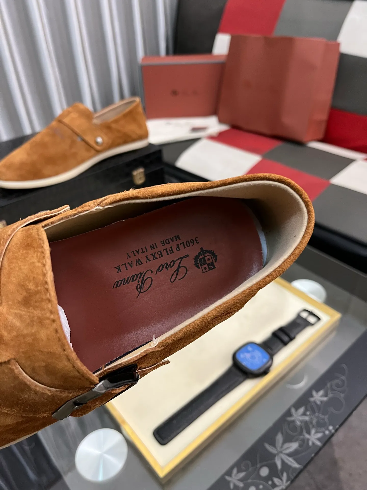 Men's men's shoes 💰458⌚️⌚️ Loro Piana's classic hot model lp top version of Pili casual shoes. It turns out that these are the casual shoes that are said to be able to walk 20,000 steps without getting tired. This pair has both good looks and feel. You will be completely lost as soon as you put it on. The minimalist design is eye-catching and durable, and it is a bonus for dressing. The soft feeling on the feet has outstanding texture, and it is very nice without abrasion on the feet. The soft and waxy soles make it easy to wear for daily use for a long time. Who can resist a pair of versatile and good-looking loafers? Don't be too elegant at all, the feel and texture of the feet are good, the key is to make the legs look longer and not tire the feet, the main thing is that it is just right!        Material: Original cowhide Lining: Original sheepskin Outsole: Original sole Size: 38-44